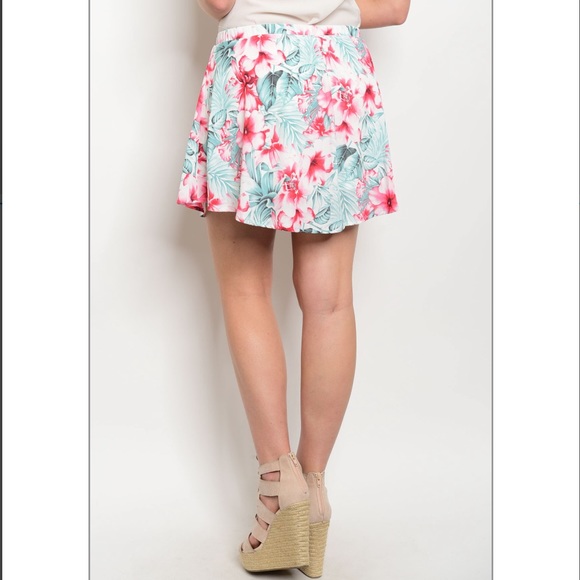 🌸 Floral Flare Mini Skirt 🌸 - Picture 3 of 5